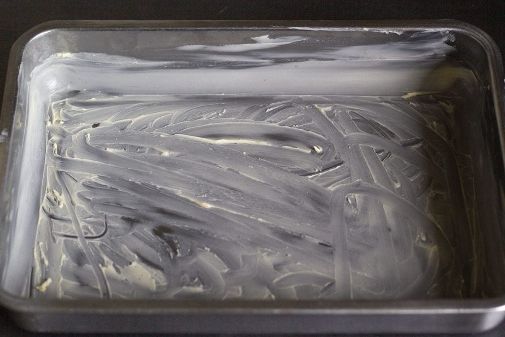 a greased staubkess steel oven form