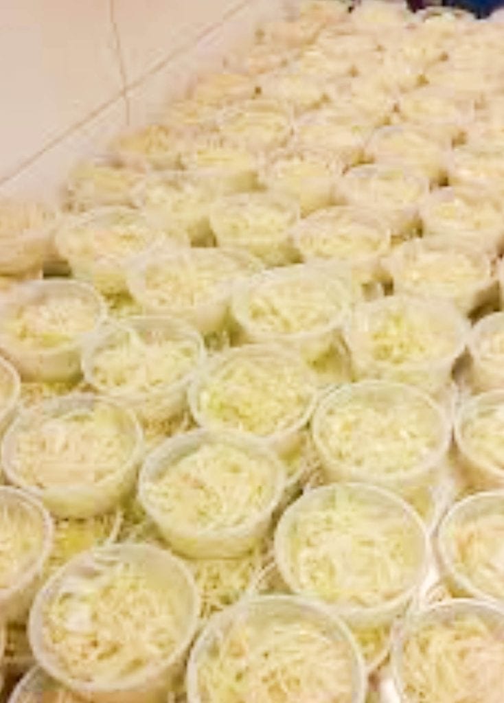 Swedish Pizza sallad served in small disposable plastic containers with lids.