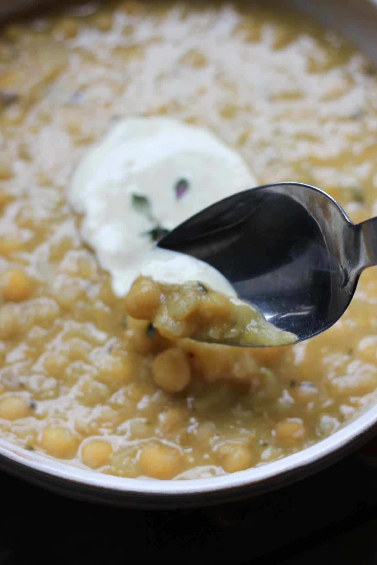 close up of ärtsoppa on a spoon